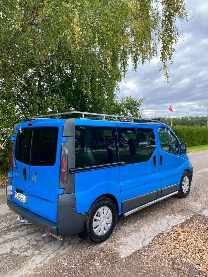 Nissan Primastar 2005 — rear view