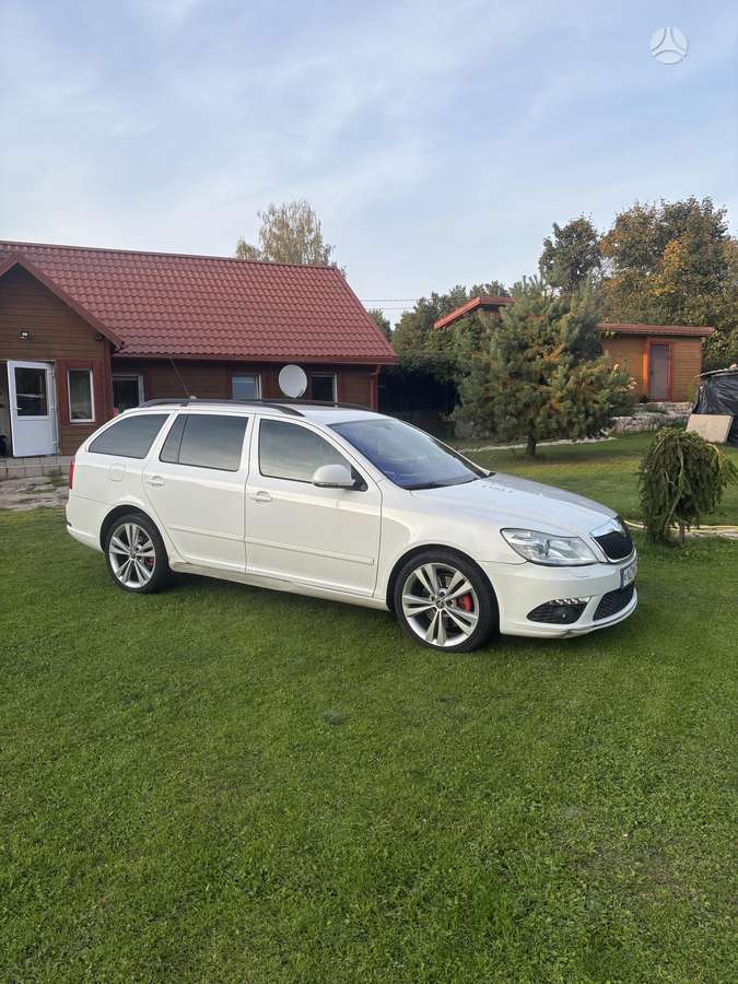 Skoda Octavia 2010 — rear view