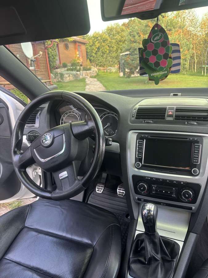 Skoda Octavia 2010 — interior