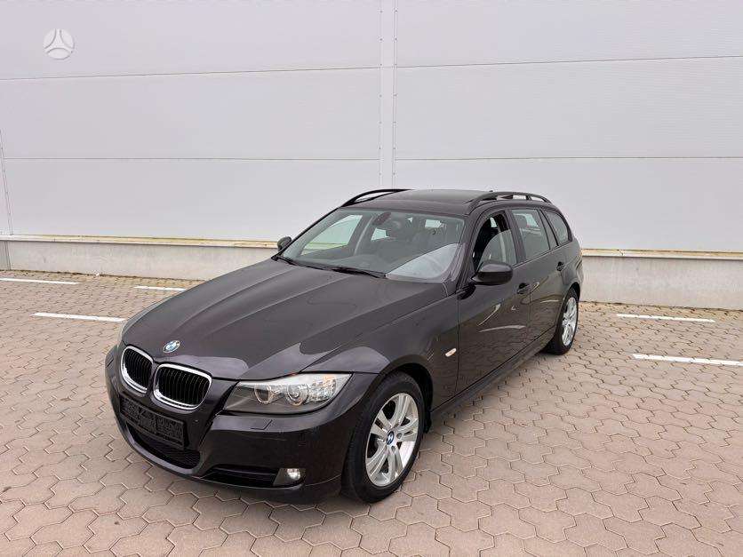 BMW 320 2009 — rear view