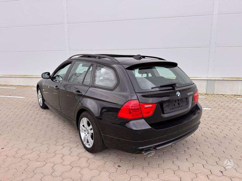 BMW 320 2009 — interior