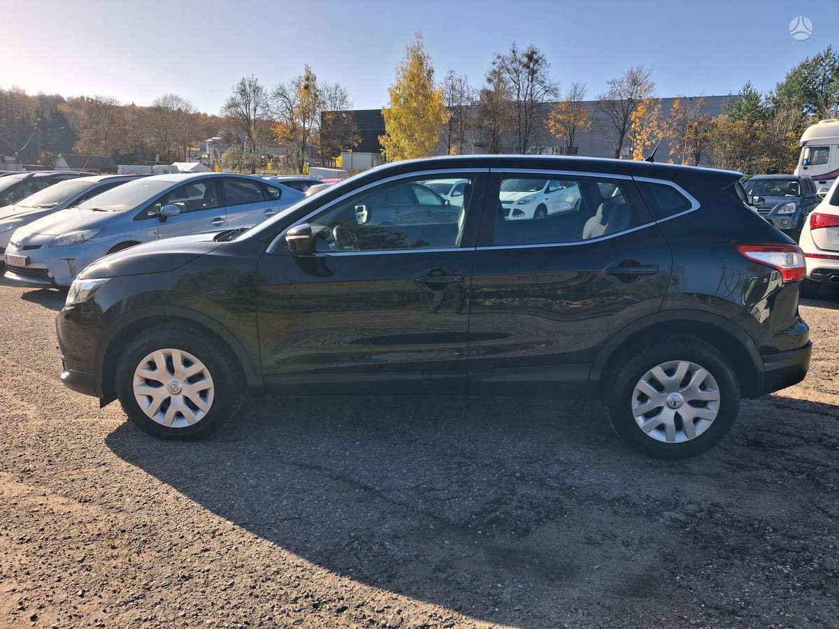 Nissan Qashqai 2014 — rear view