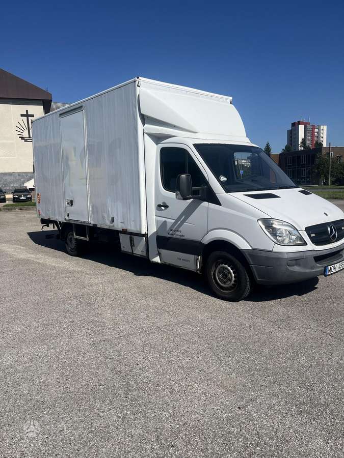 Mercedes-Benz Sprinter 2011 — rear view