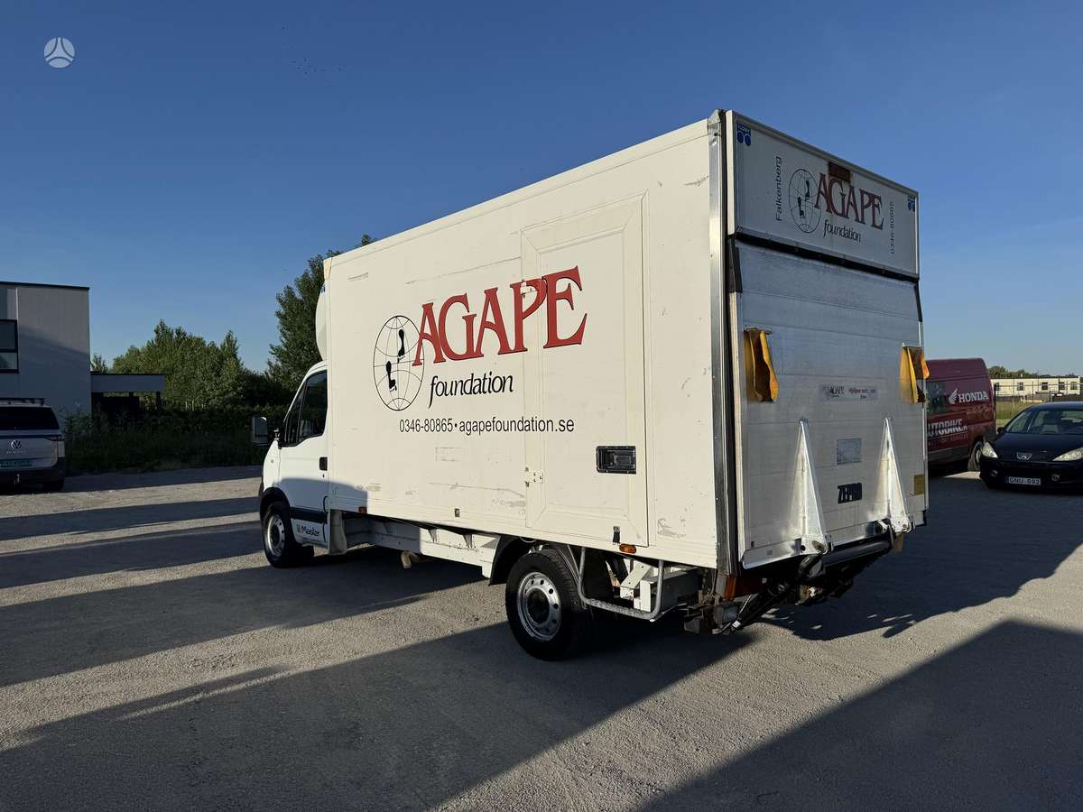 Renault Master 2009 — rear view
