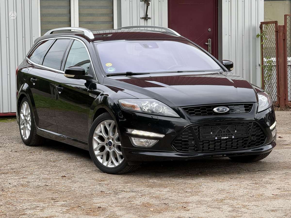 Ford Mondeo 2011 — rear view