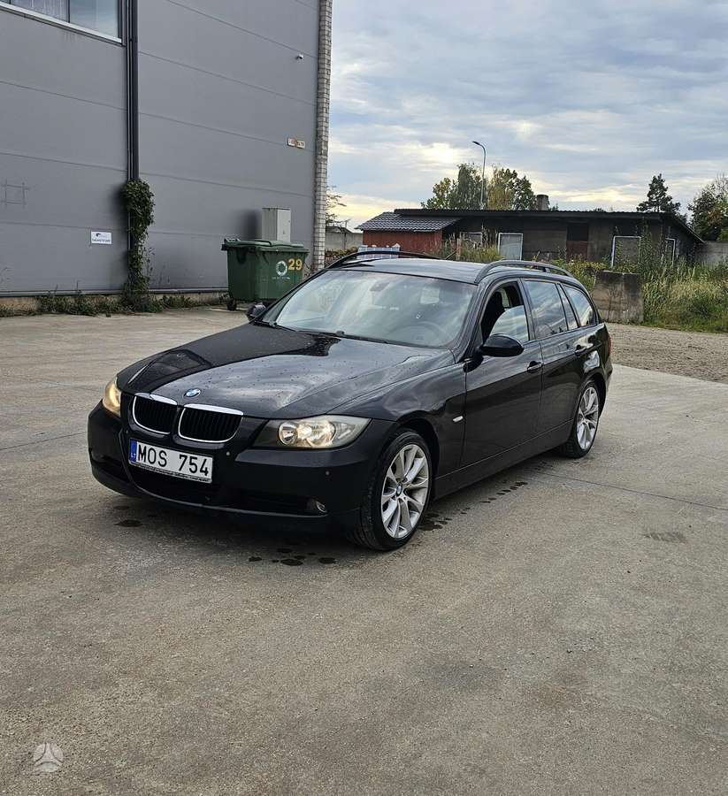 BMW 320 2007 — вигляд ззаду