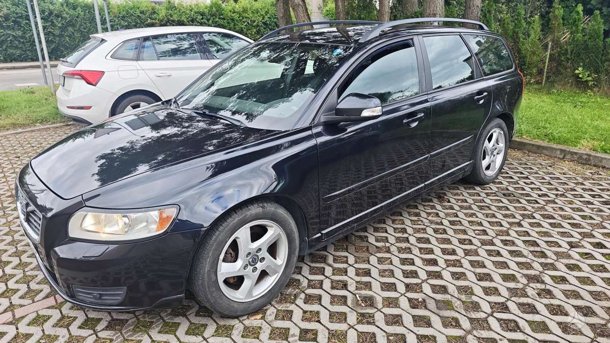 Volvo V50 2010 — rear view