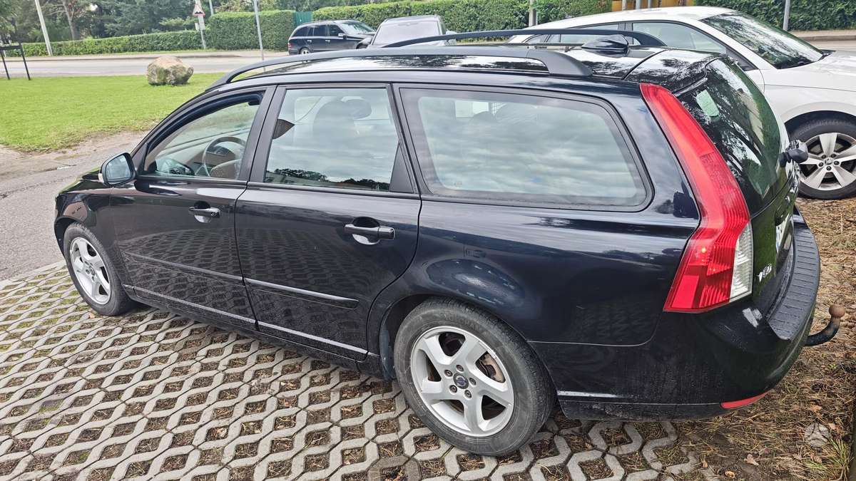 Volvo V50 2010 — interior