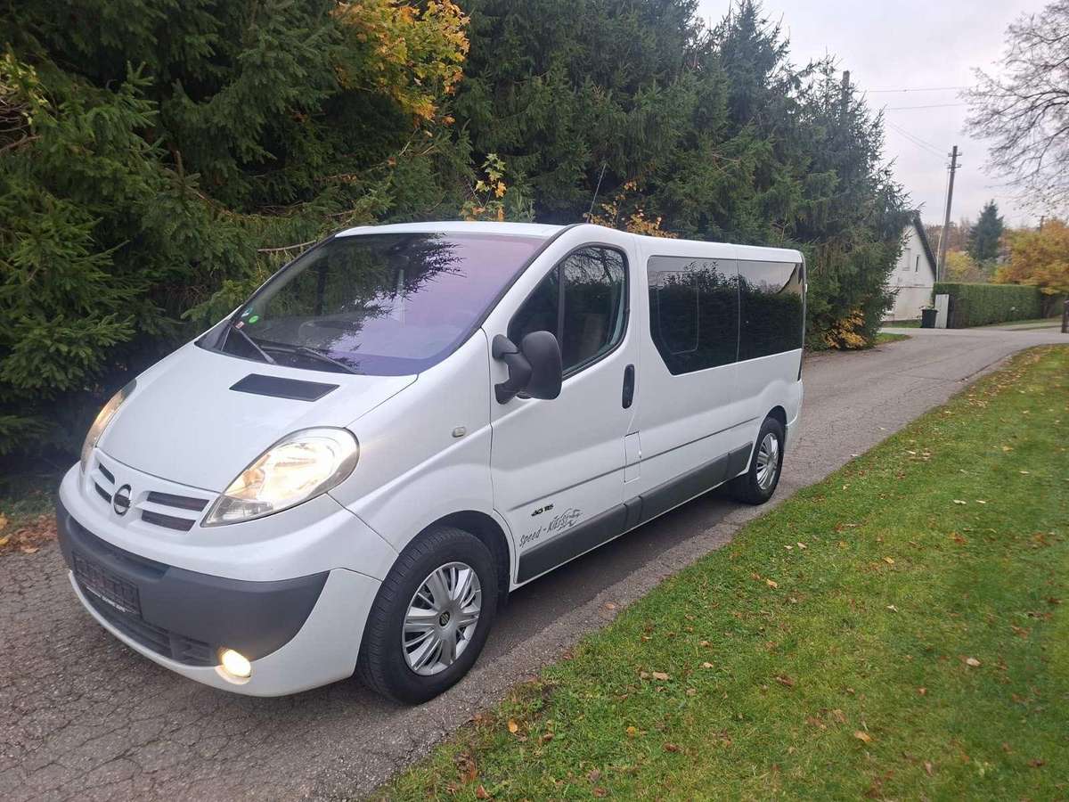 Nissan Primastar 2011 — вигляд ззаду