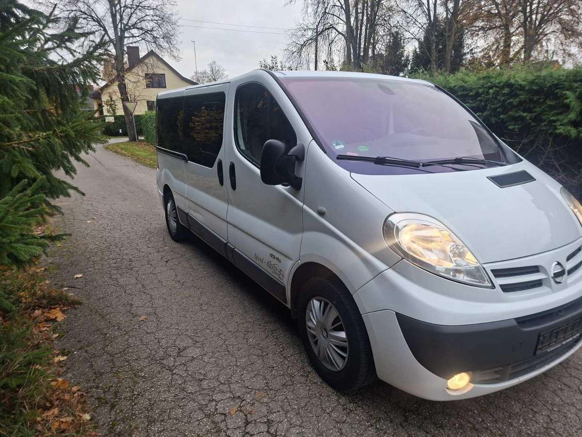 Nissan Primastar 2011 — салон