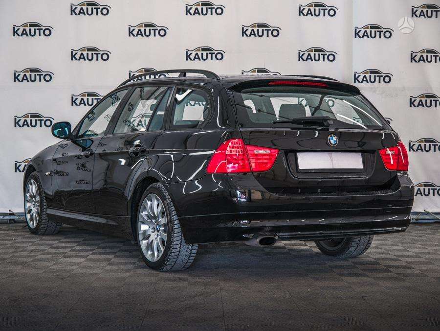 BMW 320 2010 — салон