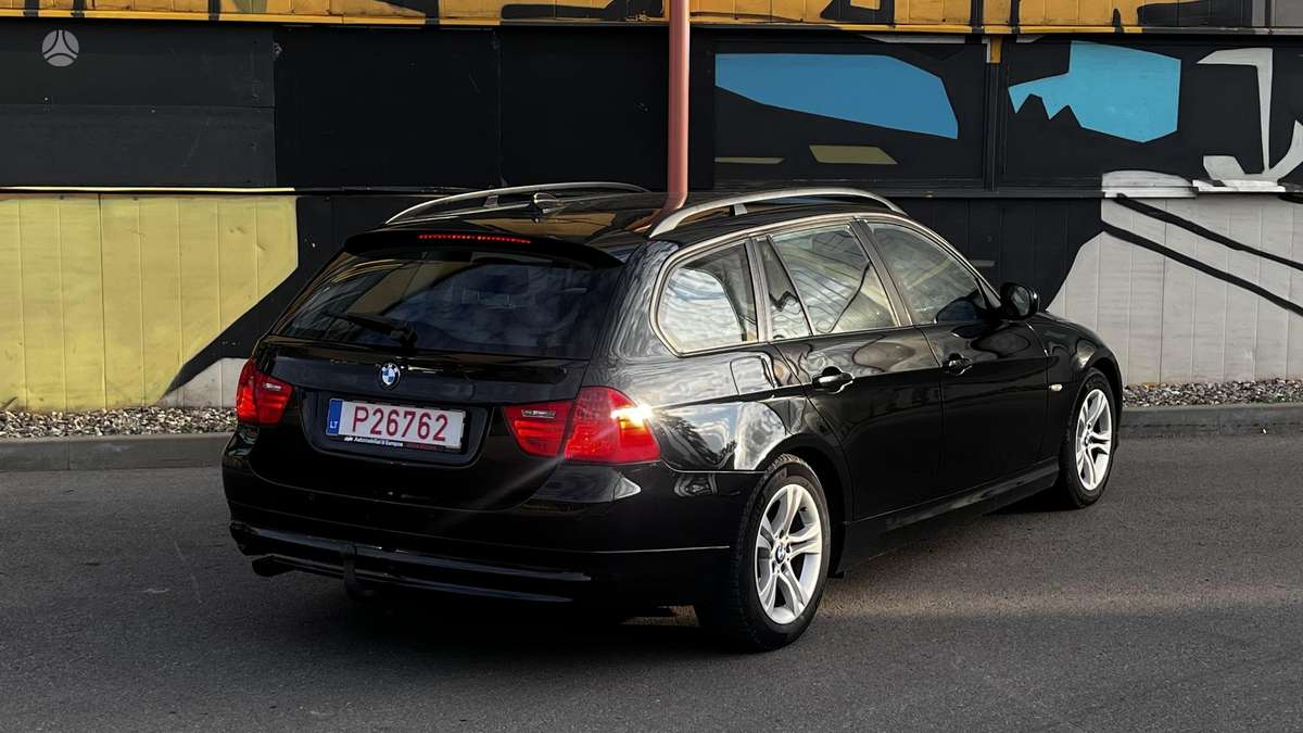 BMW 318 2010 — interior