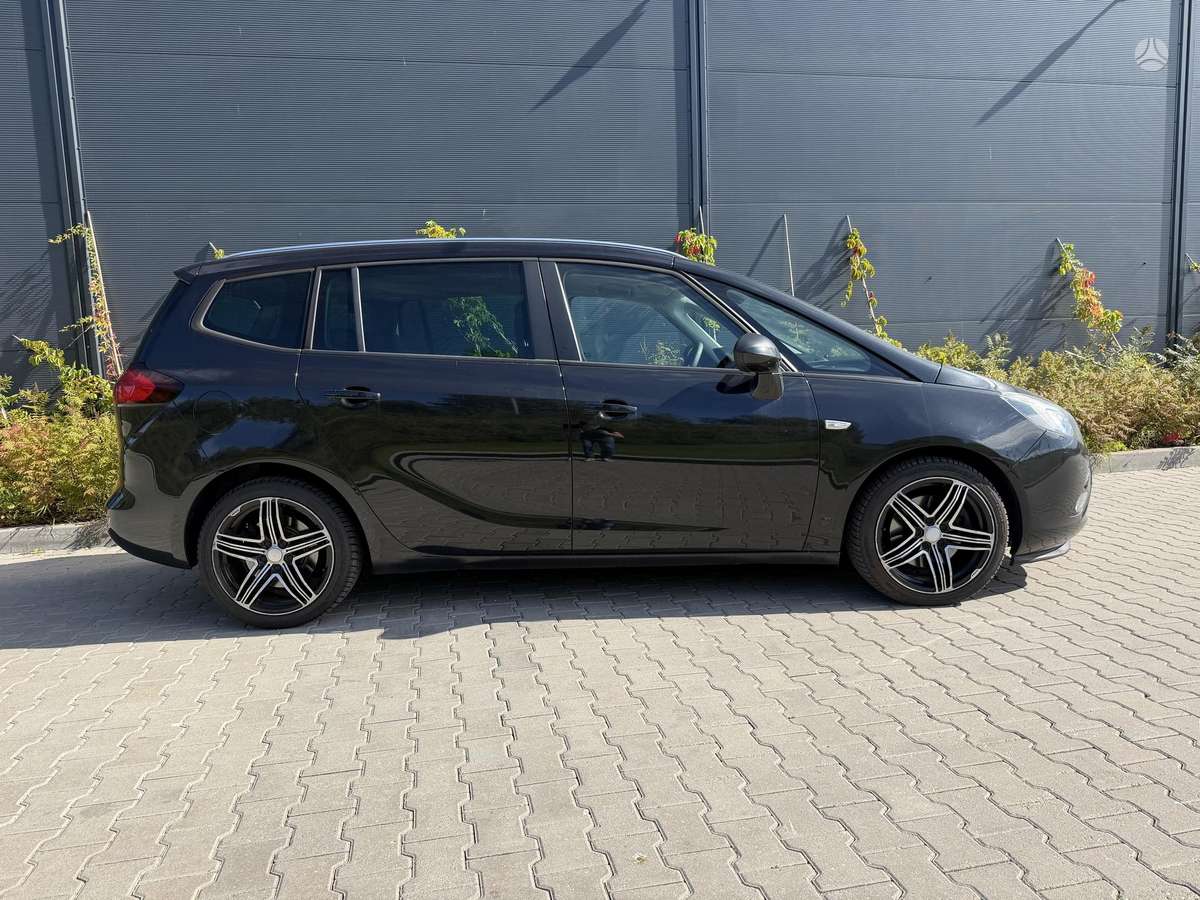 Opel Zafira 2015 — photo 11