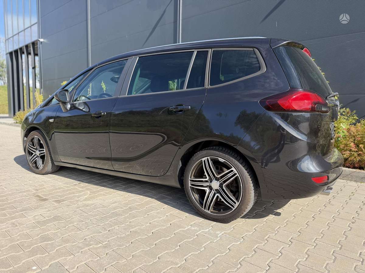 Opel Zafira 2015 — photo 17