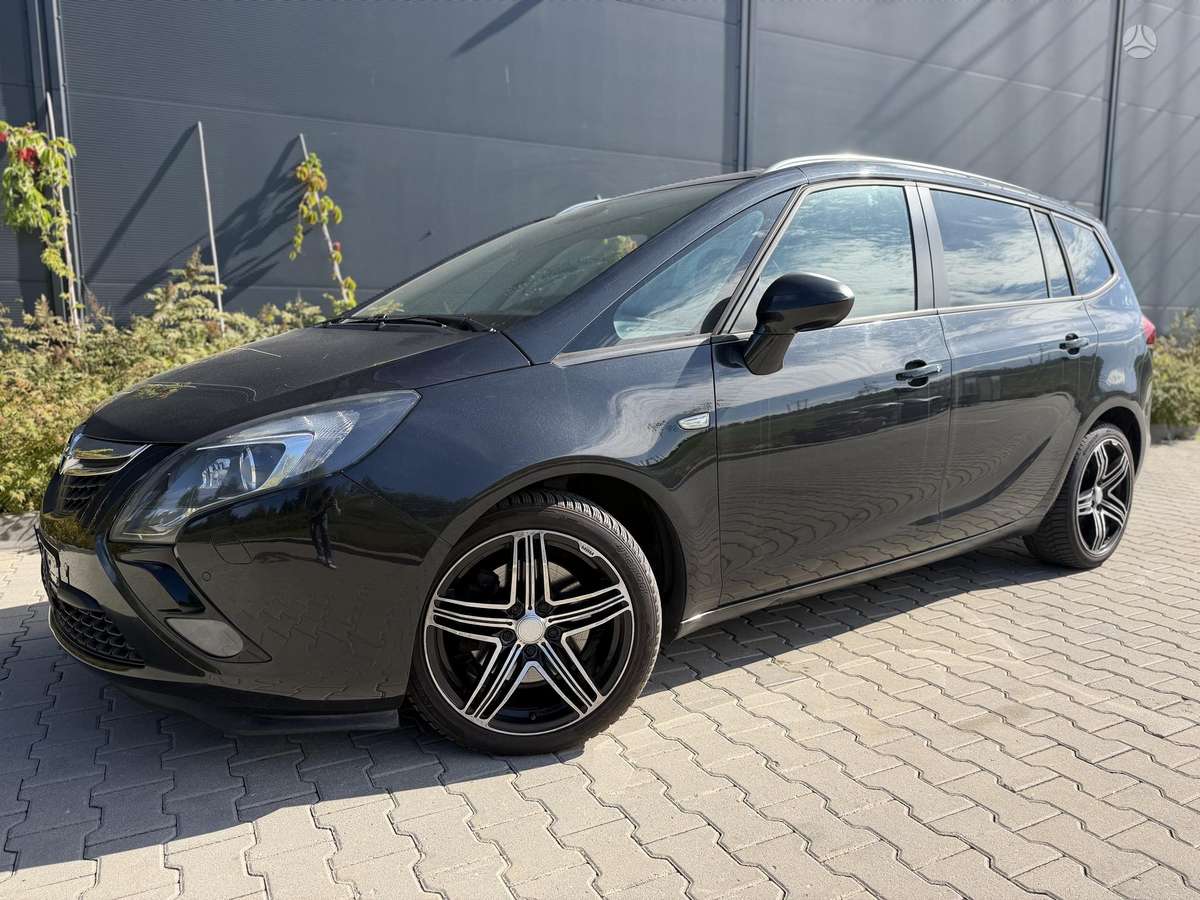 Opel Zafira 2015 — rear view