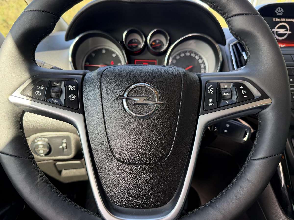 Opel Zafira 2015 — photo 23