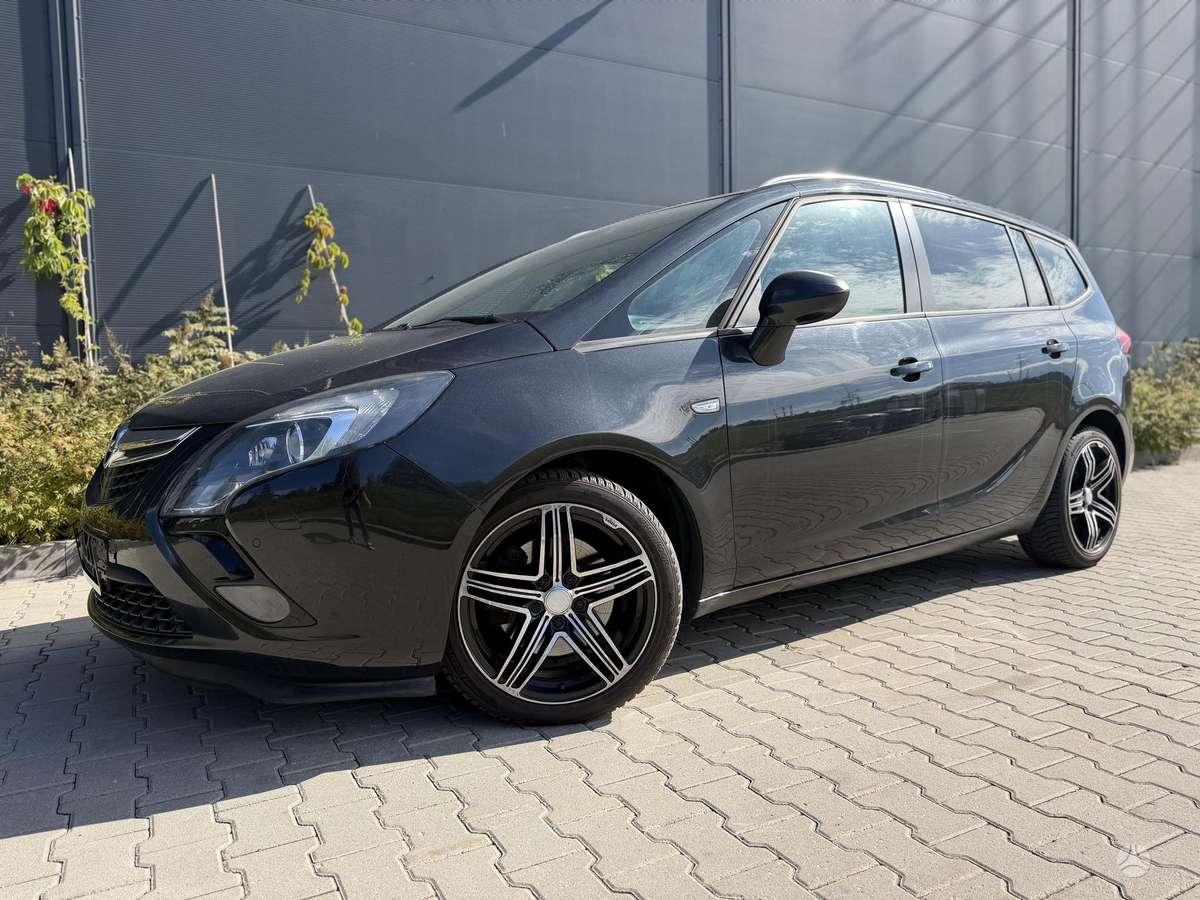 Opel Zafira 2015 — interior