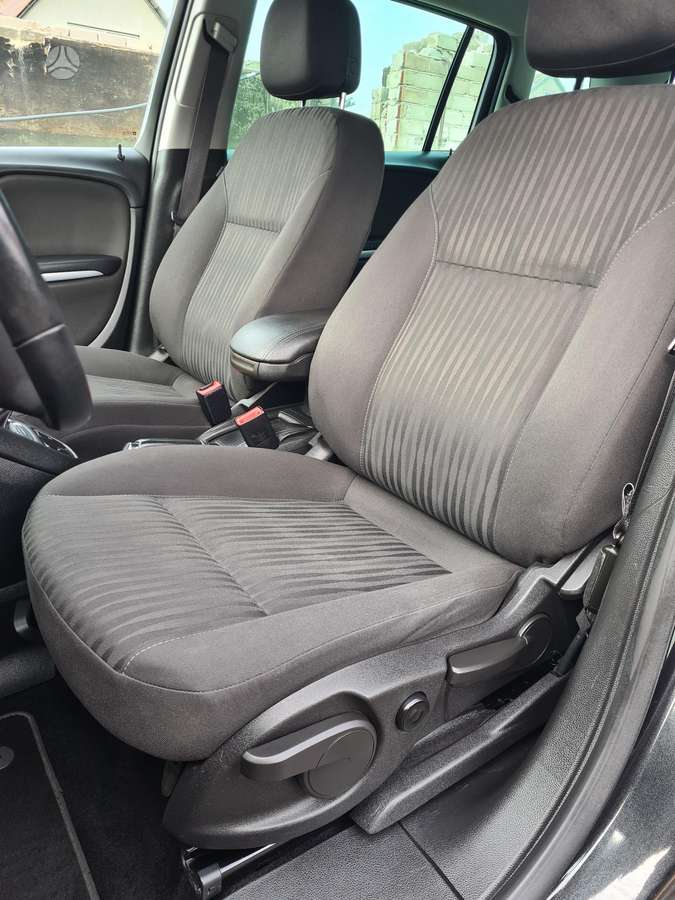 Opel Zafira 2012 — photo 18