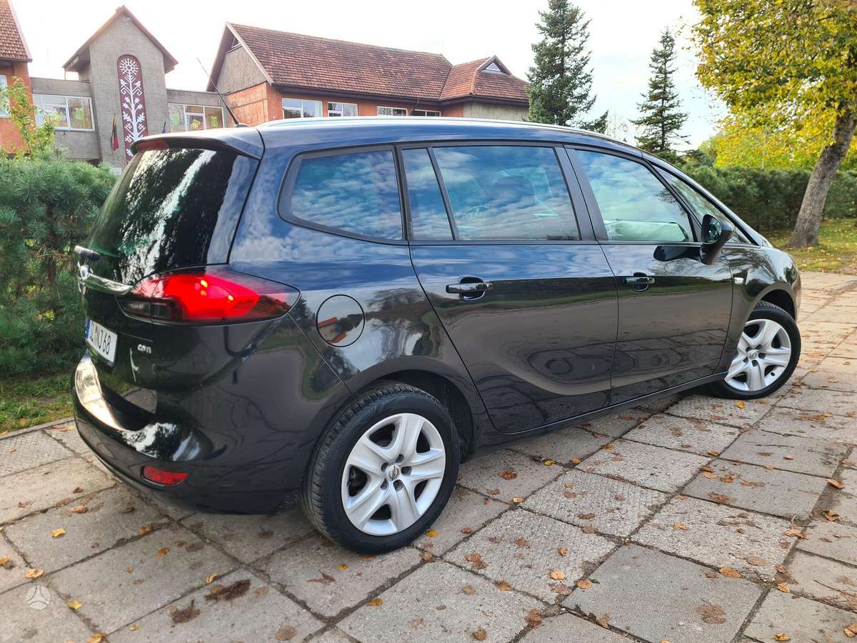 Opel Zafira 2012 — interior