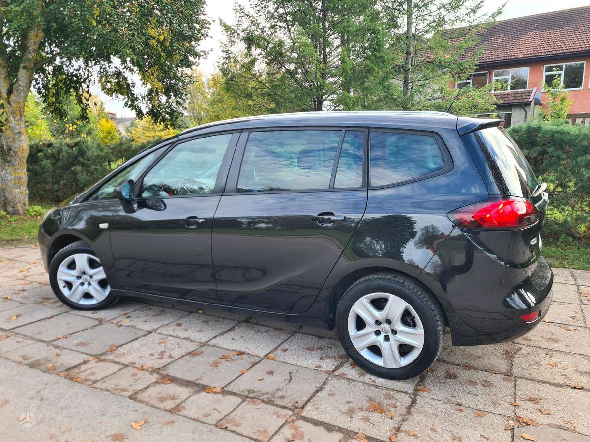 Opel Zafira 2012 — engine 1956 cm³, 131 HP (96kW)