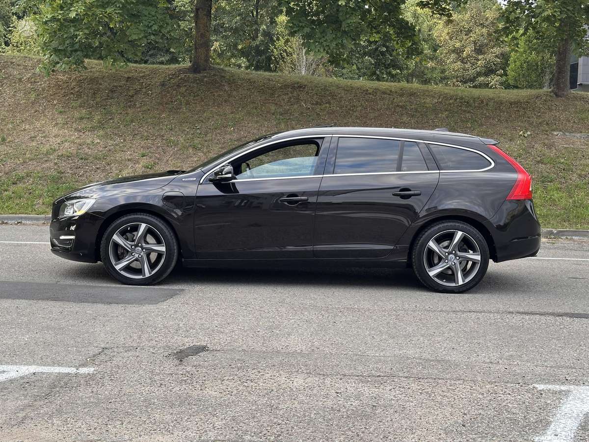 Volvo V60 2014 — engine 2400 cm³, 215 HP (158kW)