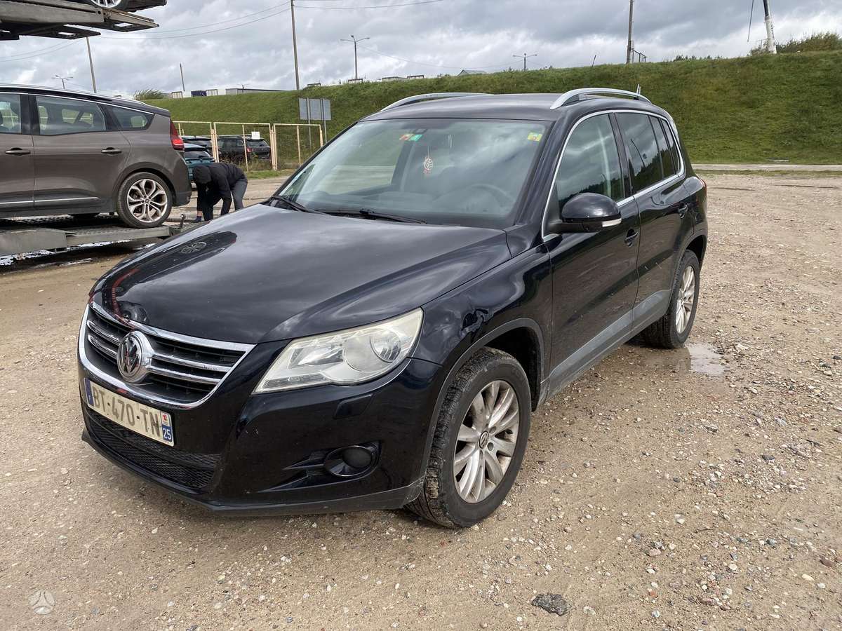 Volkswagen Tiguan 2010 — interior
