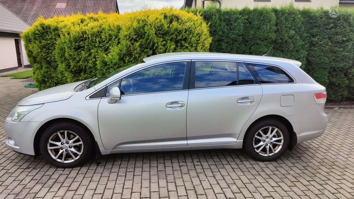 Toyota Avensis 2011 — вигляд ззаду