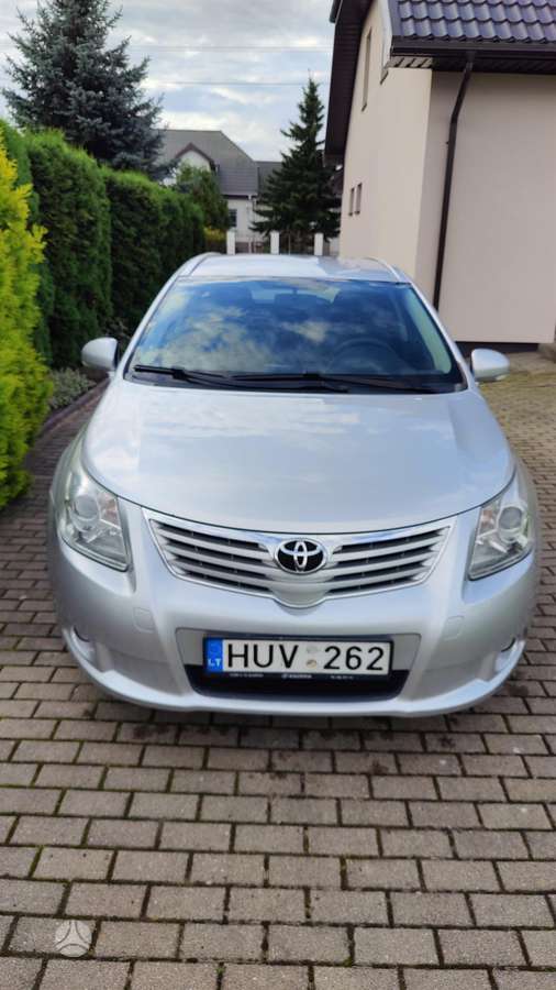 Toyota Avensis 2011 — салон