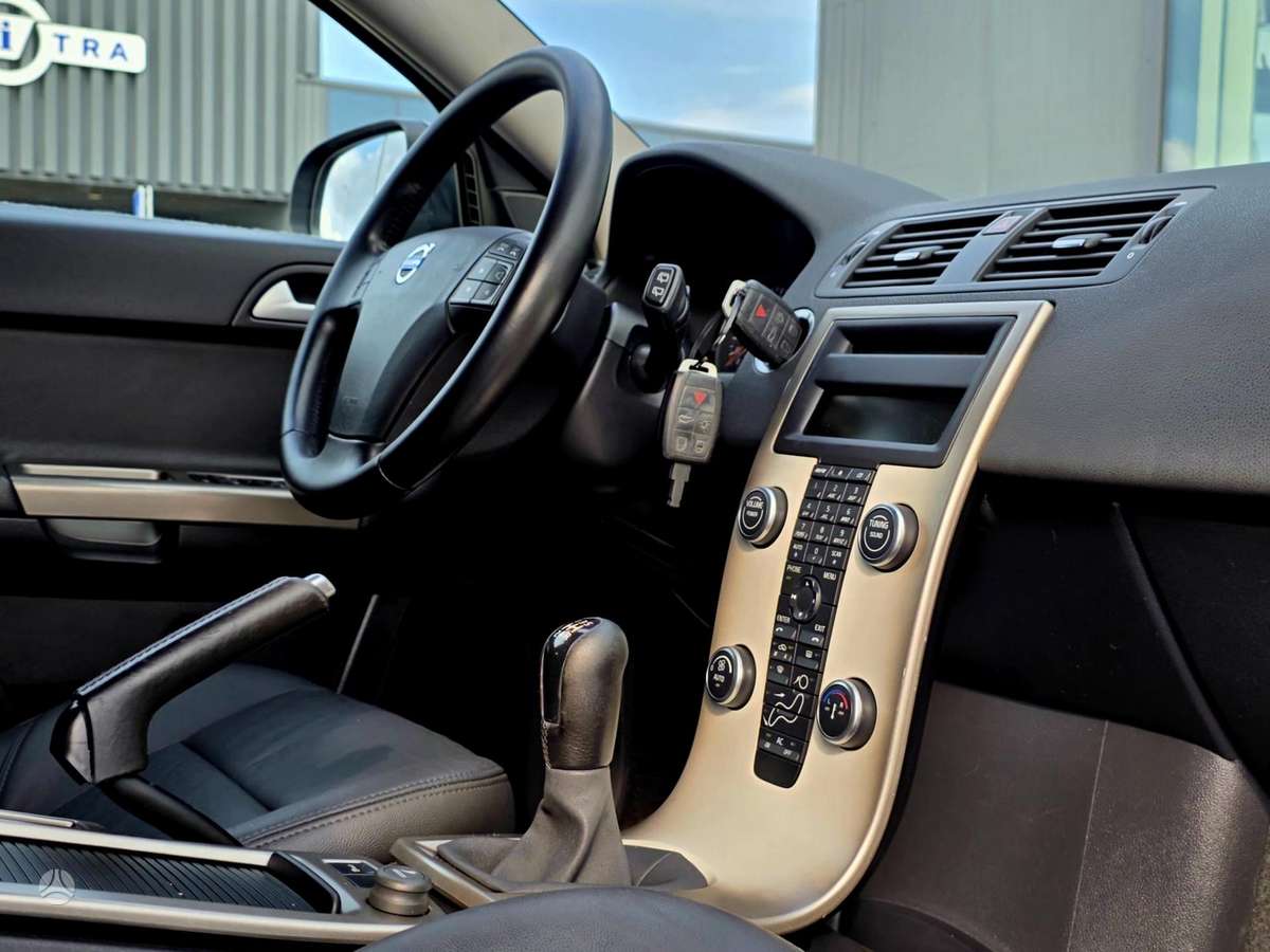 Volvo V50 2010 — photo 11