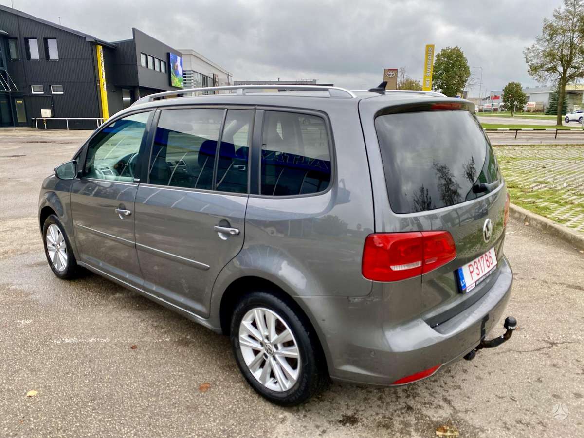 Volkswagen Touran 2012 — салон