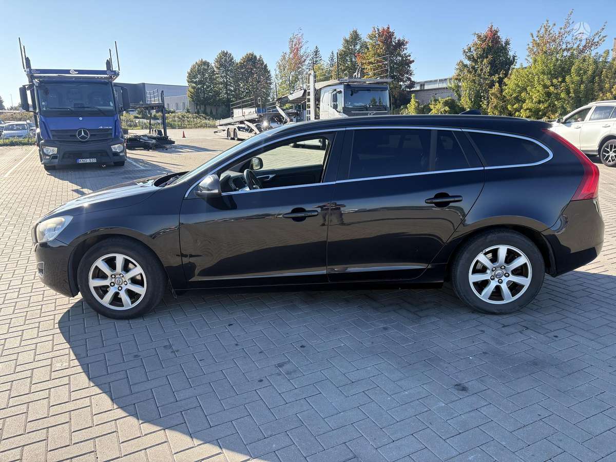 Volvo V60 2012 — вигляд ззаду
