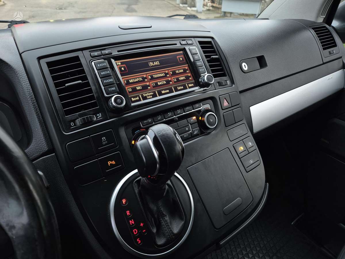 Volkswagen Multivan 2011 — photo 13