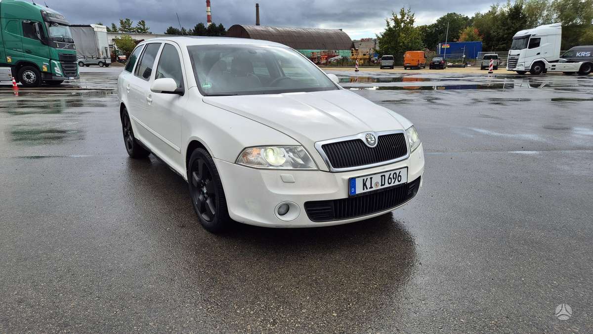 Skoda Octavia 2008 — rear view