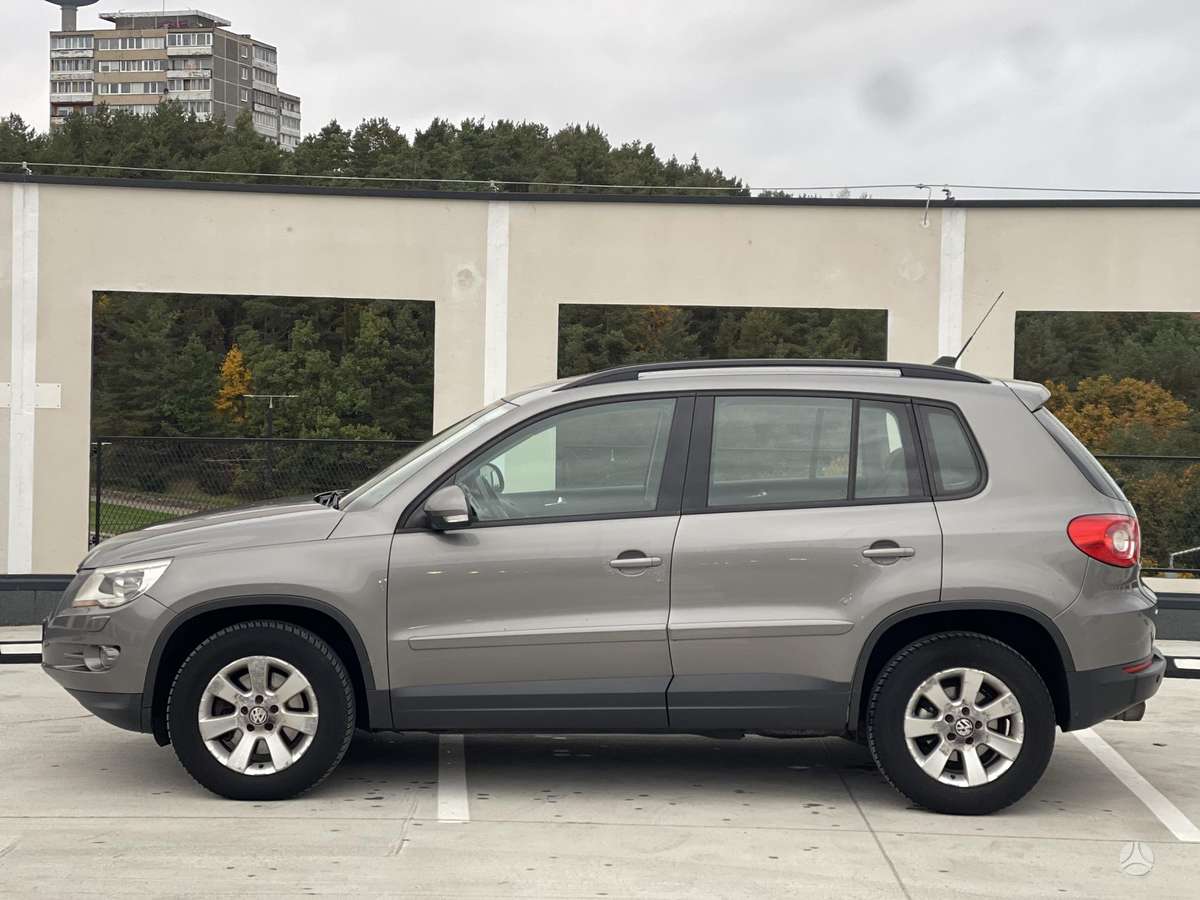 Volkswagen Tiguan 2009 — rear view