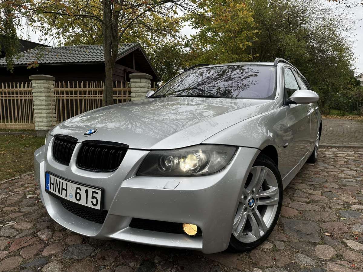 BMW 330 2006 — rear view