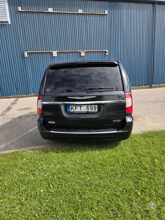 Chrysler Town 2011 — вигляд ззаду