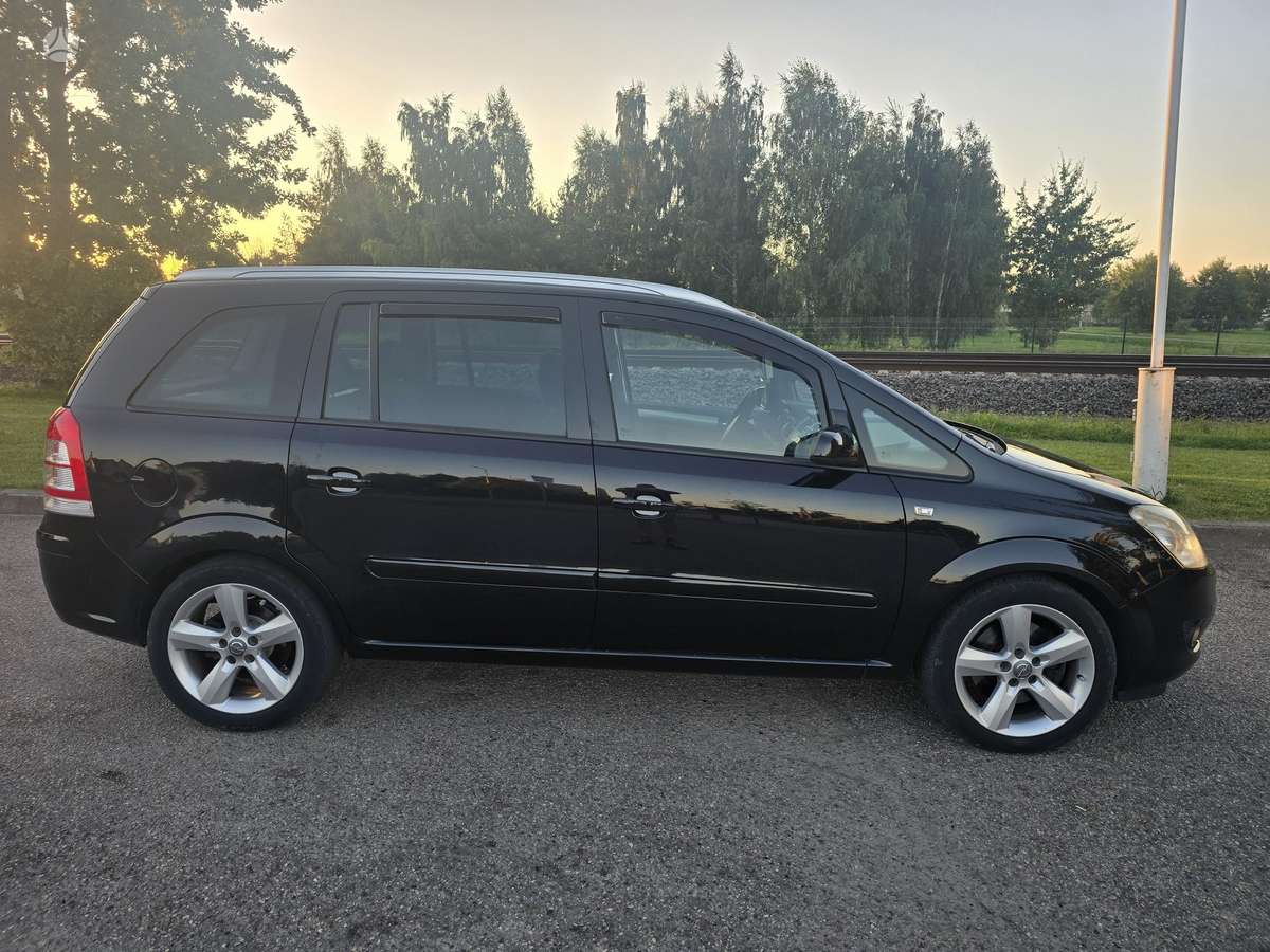 Opel Zafira 2009 — rear view