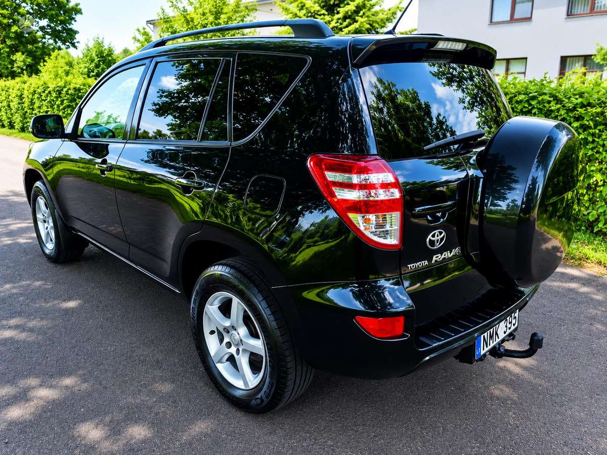 Toyota RAV4 2010 — rear view