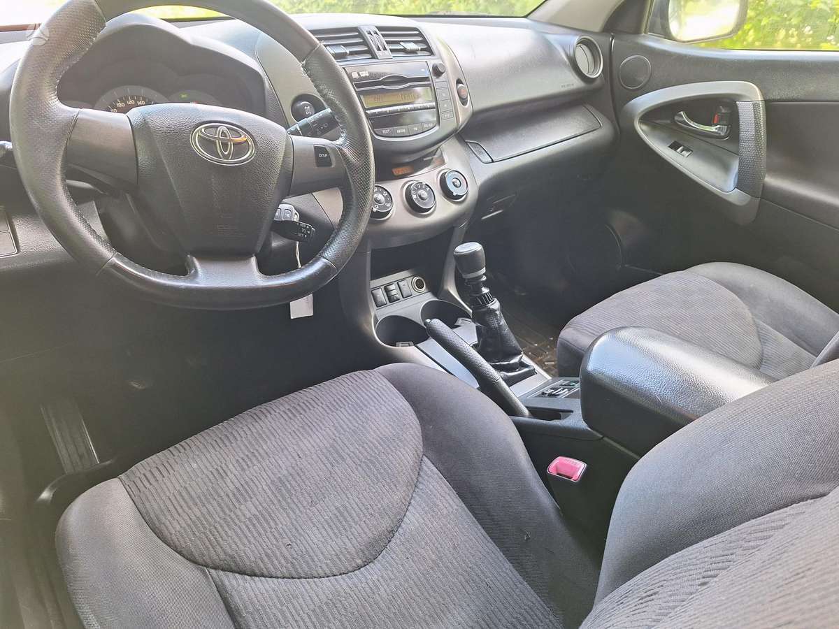 Toyota RAV4 2010 — photo 6