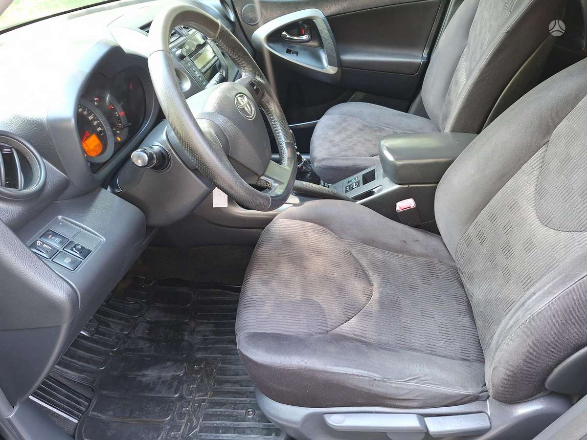 Toyota RAV4 2010 — photo 7