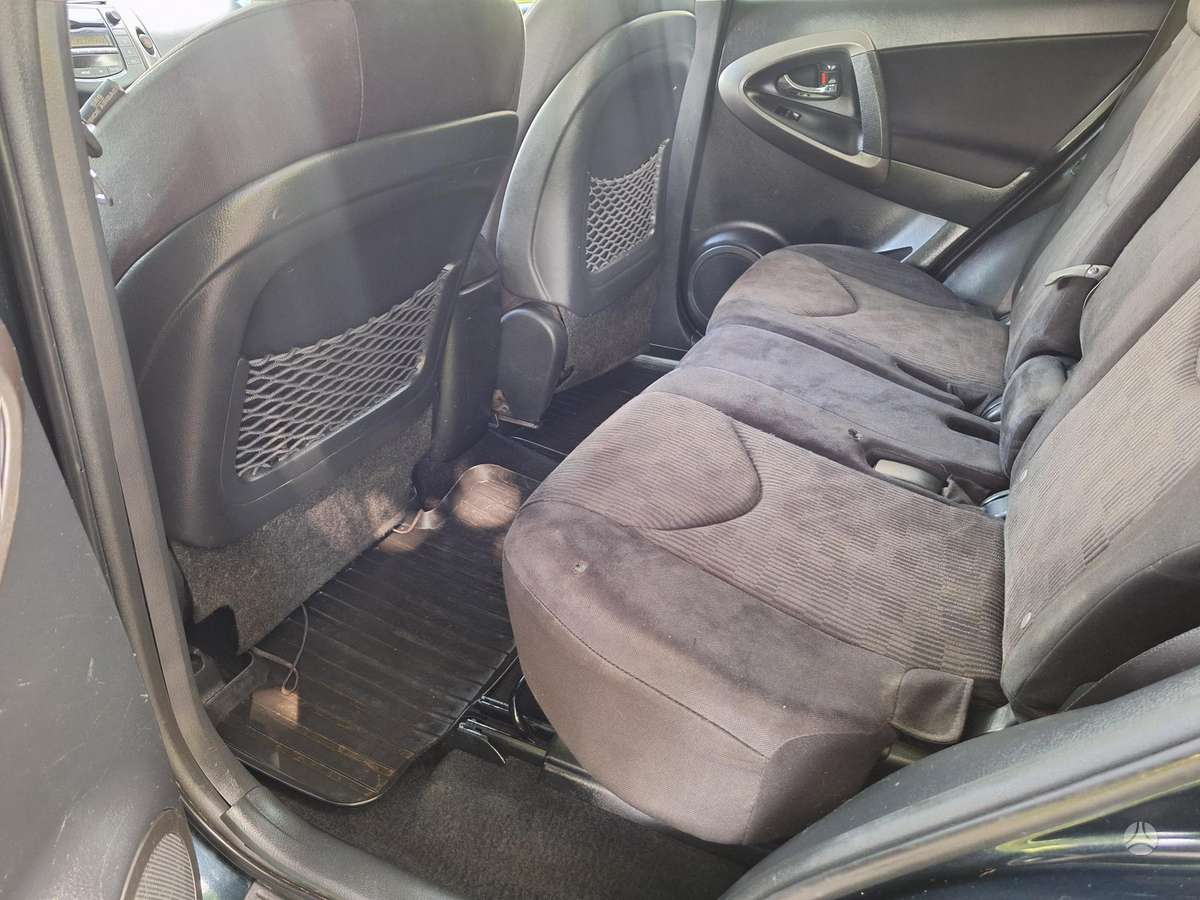 Toyota RAV4 2010 — photo 8