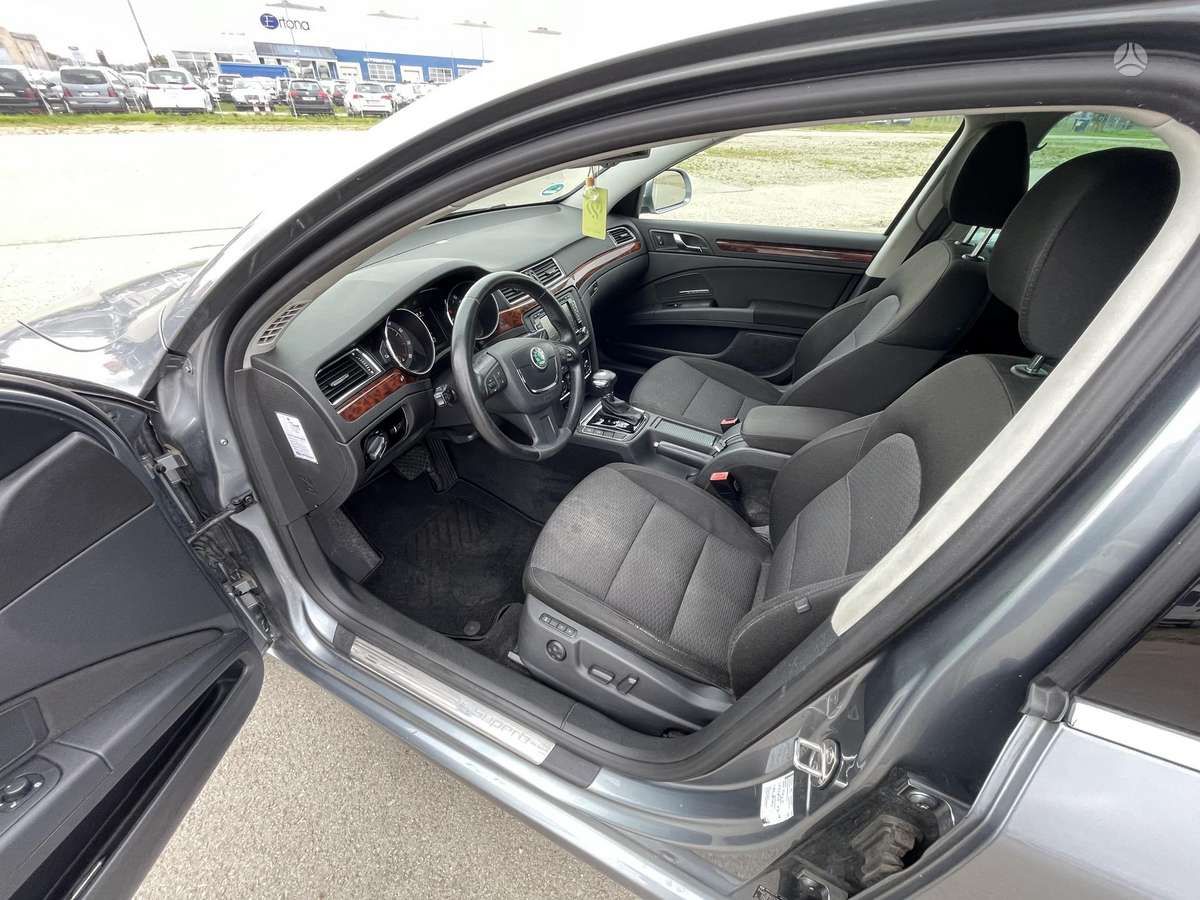 Skoda Superb 2011 — photo 10