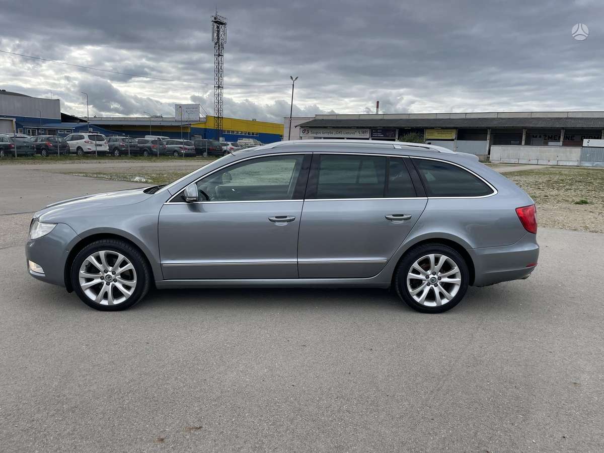 Skoda Superb 2011 — rear view