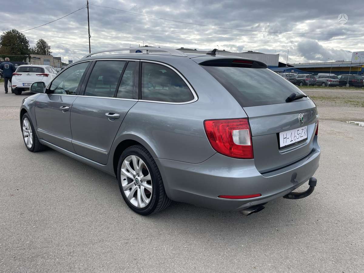 Skoda Superb 2011 — interior