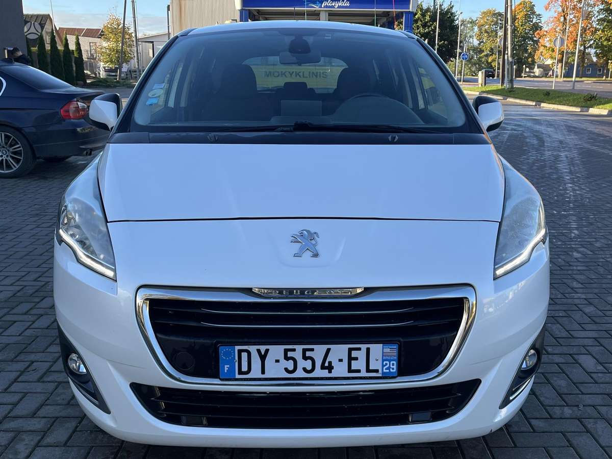 Peugeot 5008 2015 — вигляд ззаду