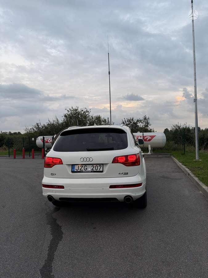 Audi Q7 2008 — rear view