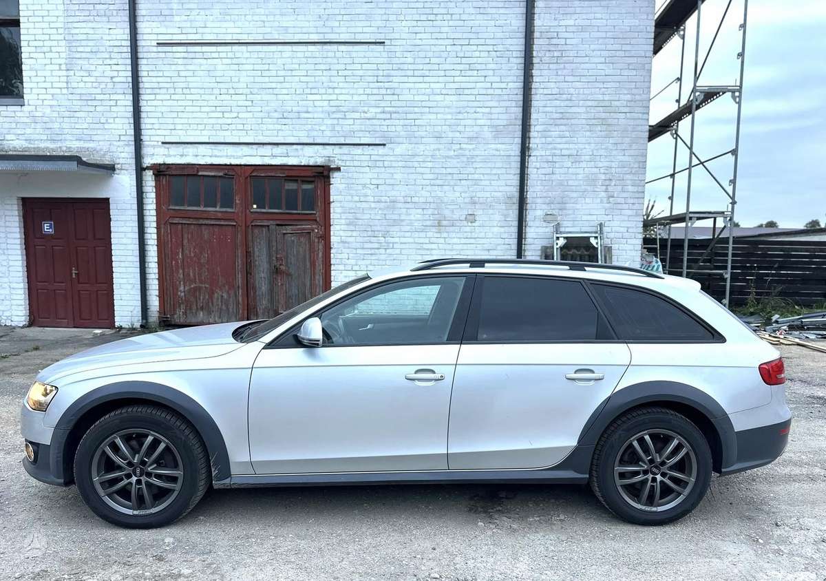 Audi A4 2012 — салон