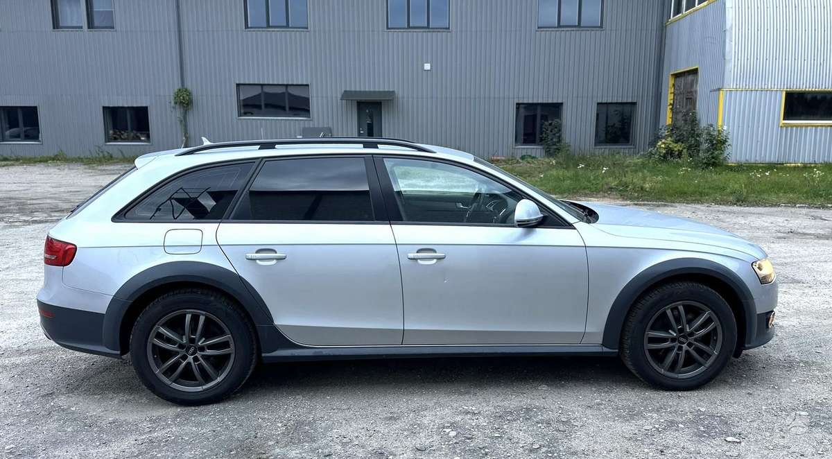 Audi A4 2012 — двигун 2967 cm³, 245 HP (180kW)