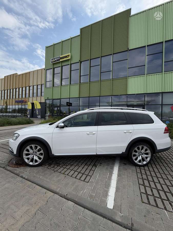 Volkswagen Passat 2012 — вигляд ззаду