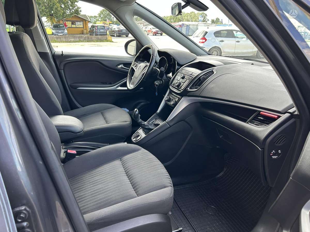 Opel Zafira 2013 — photo 13